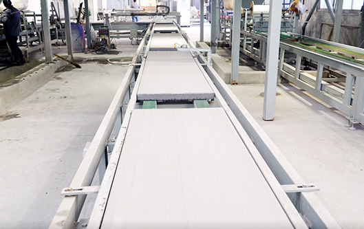 切割系統(tǒng)采用 雙端邊紅外線(xiàn)自動(dòng)切割